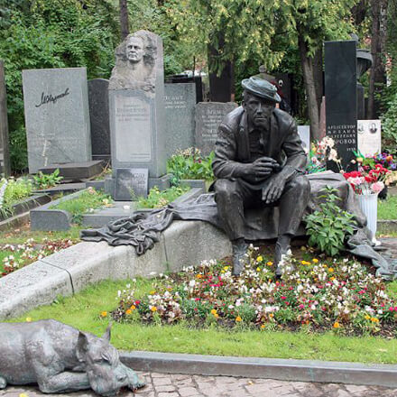 Пять самых красивых памятников на Новодевичьем кладбище