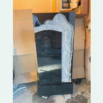 Памятник вертикальный прямоугольный с барельефом скорбящей