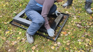 Стеклянные вертикальный памятник, вид слева