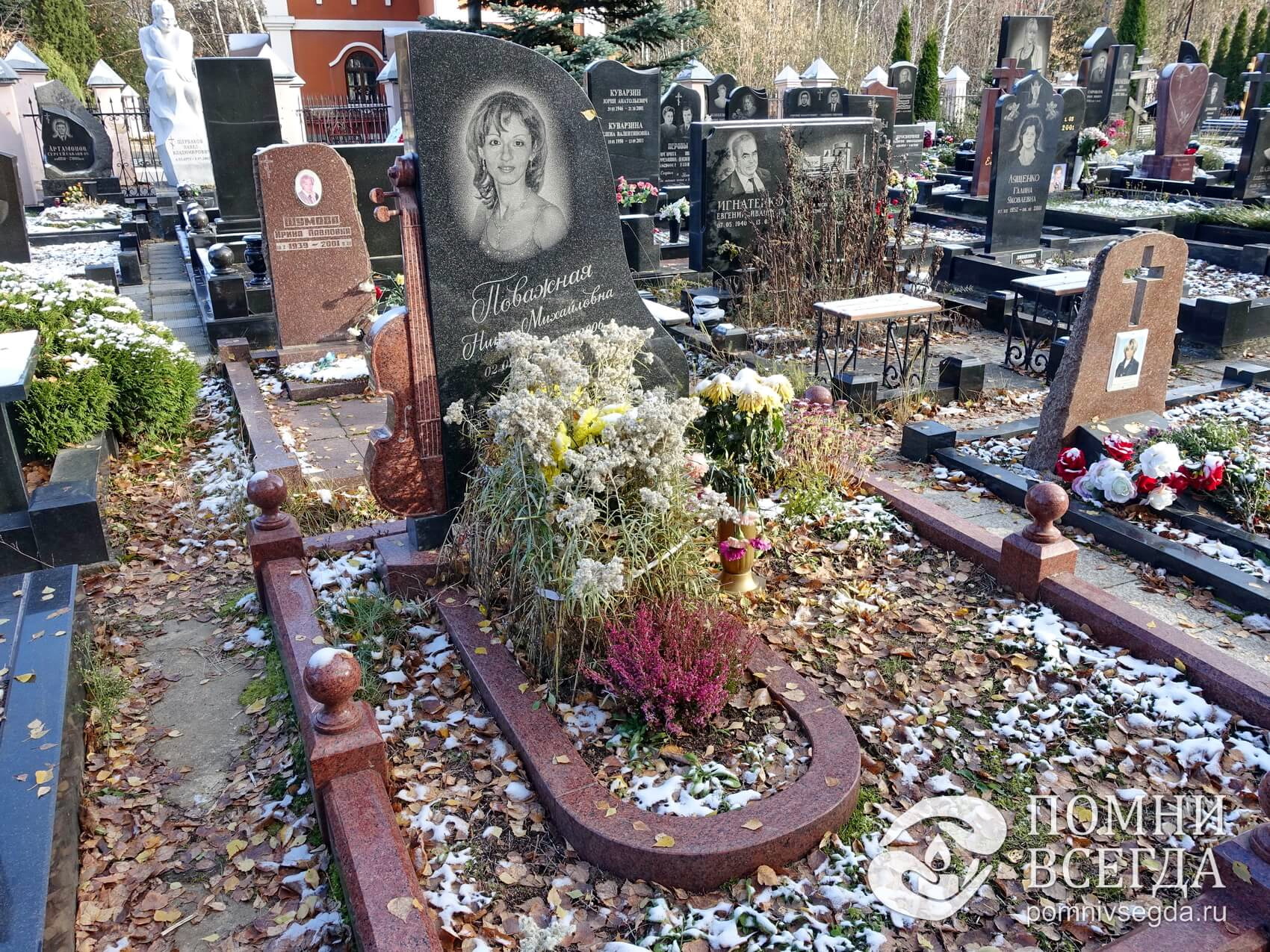 Гранитное надгробье необычной формы с округлым цветником