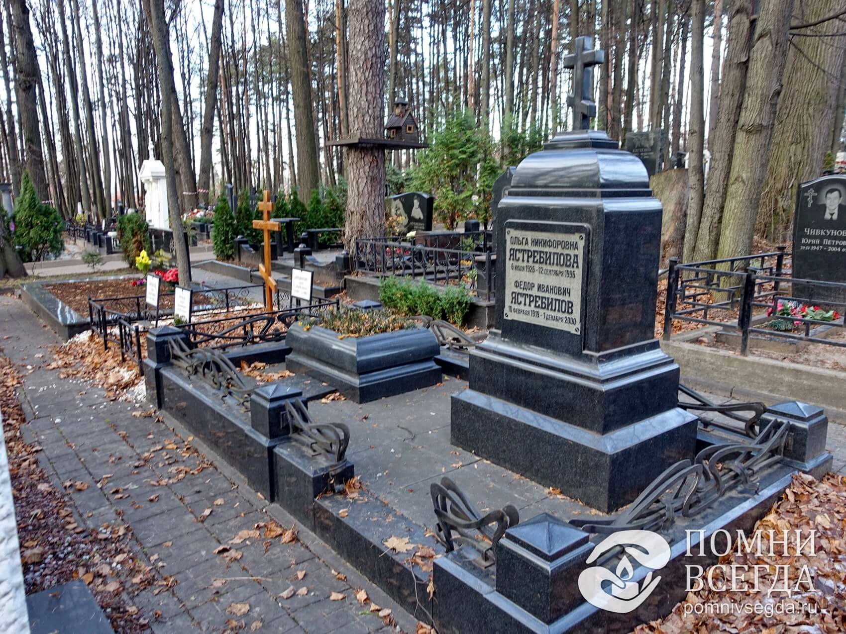 Массивное гранитное надгробье на двух покойных