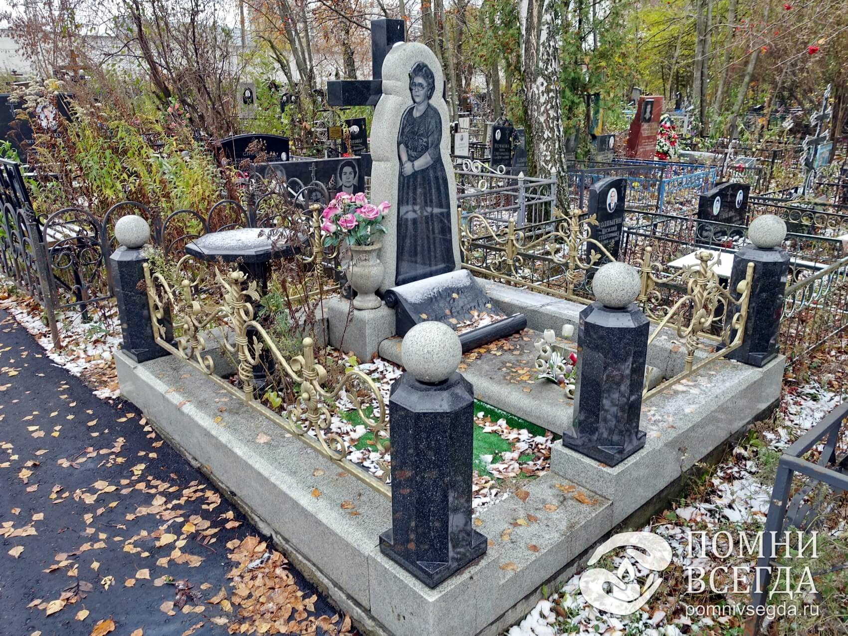 Надгробье из светлого камня с ростовым изображением женщины