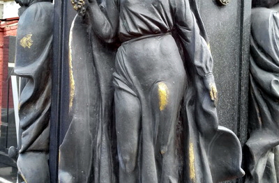 Бронзовая статуя женщины в плаще