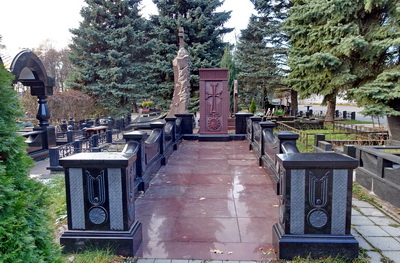 Длинное место захоронения с памятником на тыльной стороне