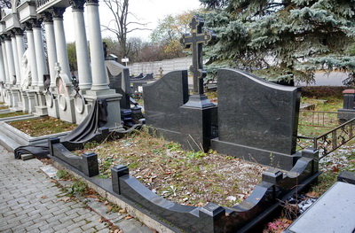 Два пустых надгробья на тыльной стороне участка