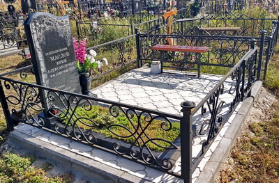 Классическое гранитное надгробье с гравировкой берёзы