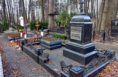 Массивное гранитное надгробье на двух покойных