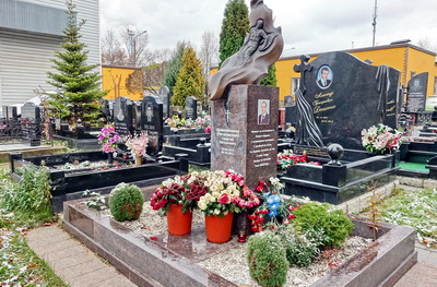 Массивное надгробье со скульптурой солдата