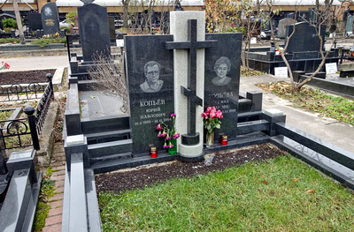Мемориальная композиция на двух покойных и живой газон на участке