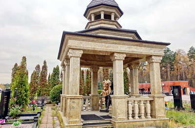 Мемориальная композиция с колоннами и крышей