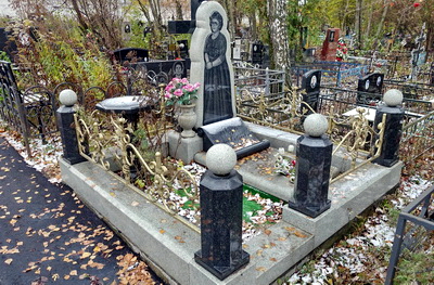 Надгробье из светлого камня с ростовым изображением женщины