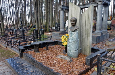 Надгробье необычной формы с бюстом покойной на подставке