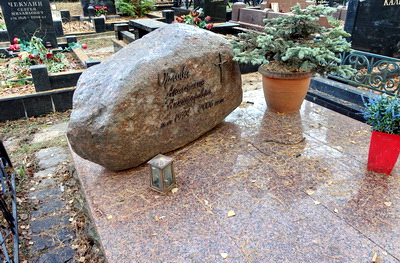 Надгробный камень на участке без цветника