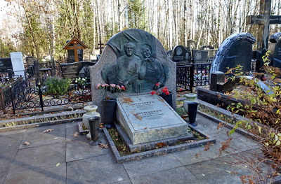 Необычное надгробье с барельефами покойных