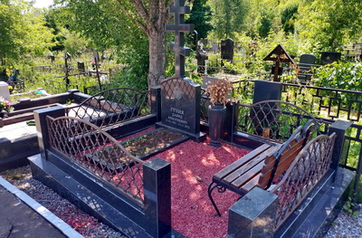 Низкое надгробье с восьмиконечным крестом и лавочка из металла и дерева