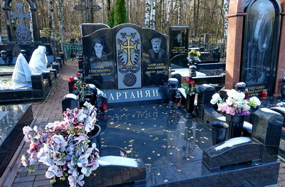 Прямоугольное гранитное надгробье с золочённым крестом посередине 