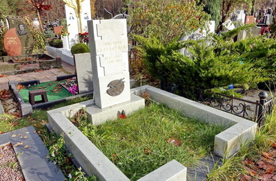 Прямоугольное надгробье из светлого гранита с толстым крестом