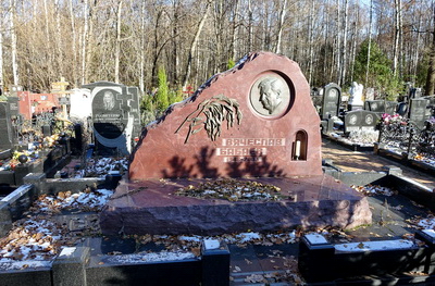 Прямоугольное надгробье на одного покойного с барельефом