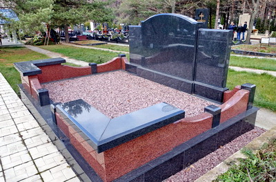 Пустое широкое надгробье из чёрного гранита