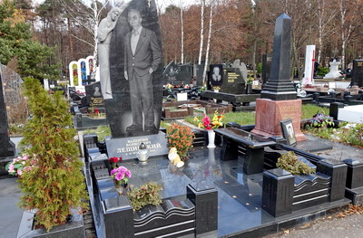 Ростовое изображение покойного на высоком надгробье