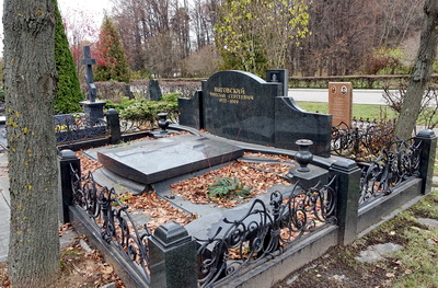 Широкий памятник на одного покойного и монолитная надгробная плита