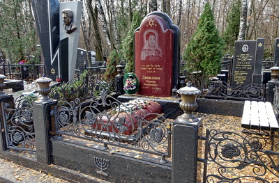 Широкое место захоронения на одного покойного со сложным комбинированным ограждением