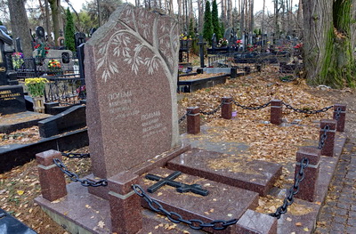 Широкое надгробье из гранита на двух покойных