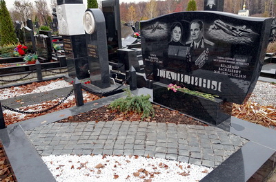 Широкое надгробье на двух покойных с гравировками самолётов