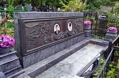 Широкое прямоугольное надгробье со сложной вставкой на лицевой стороне