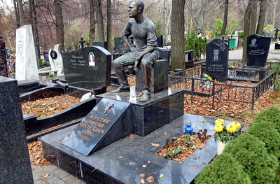 Сидящая на тумбообразном основании статуя покойного