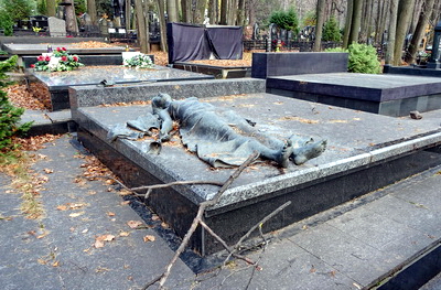 Скульптура умершей женщины на участке без ограждения
