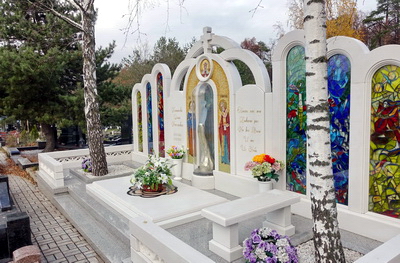 Сложная мемориальная композиция в православном стиле из белого мрамора