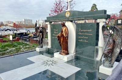 Сложная мемориальная композиция в православном стиле