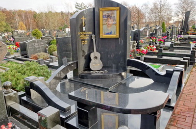 Составное угловое надгробье с вырезанной из камня гитарой