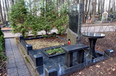 Вертикальное надгробье с краем под естественный скол и низкой юбкой