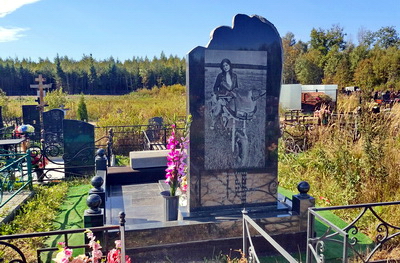 Выгравированное на обратной стороне памятника изображение покойной