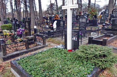 Высокий мраморный крест и надгробье из чёрного гранита