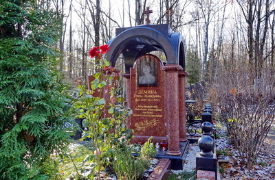 Высокое надгробье под сводами арки в православном стиле