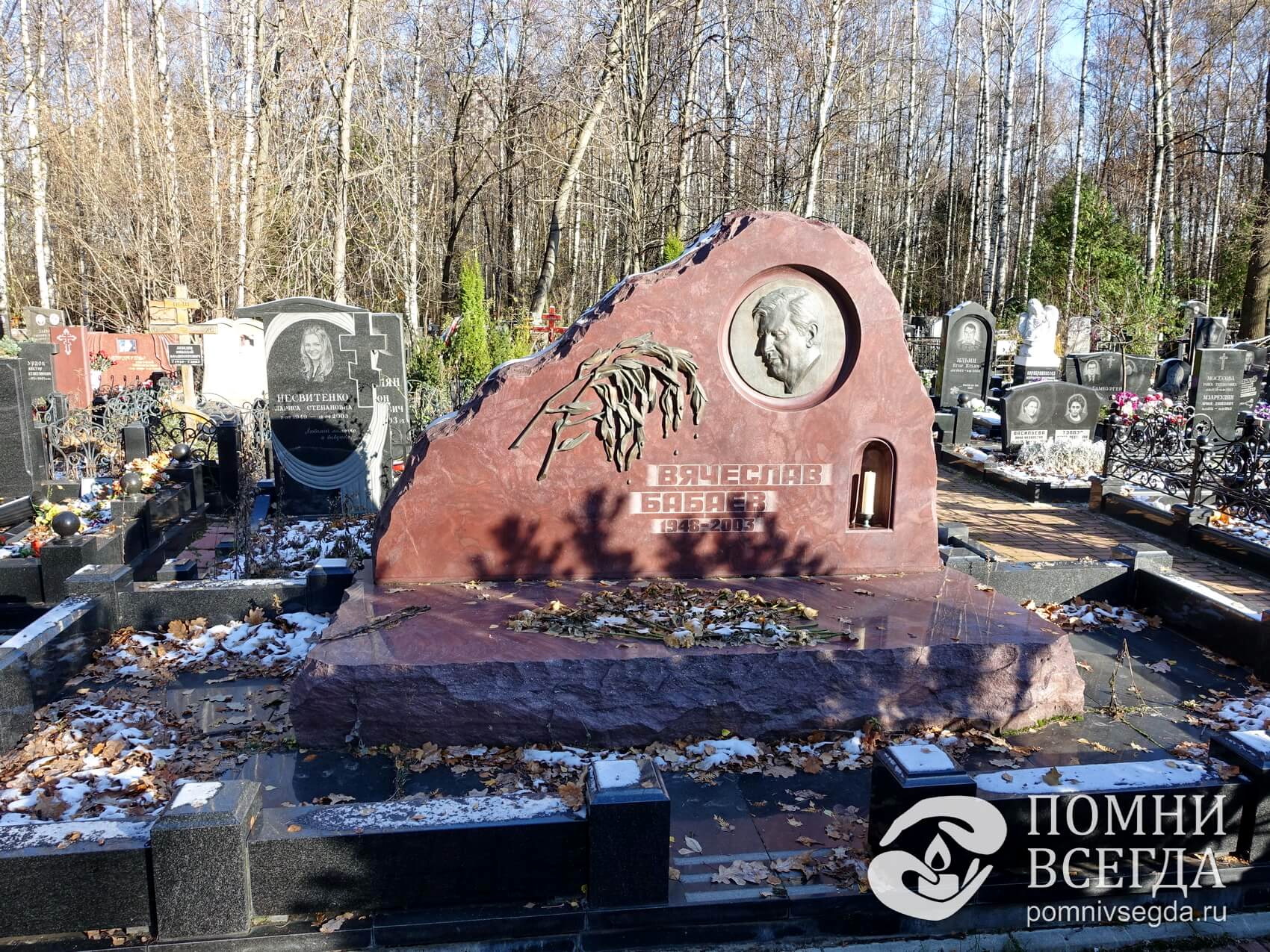 Прямоугольное надгробье на одного покойного с барельефом