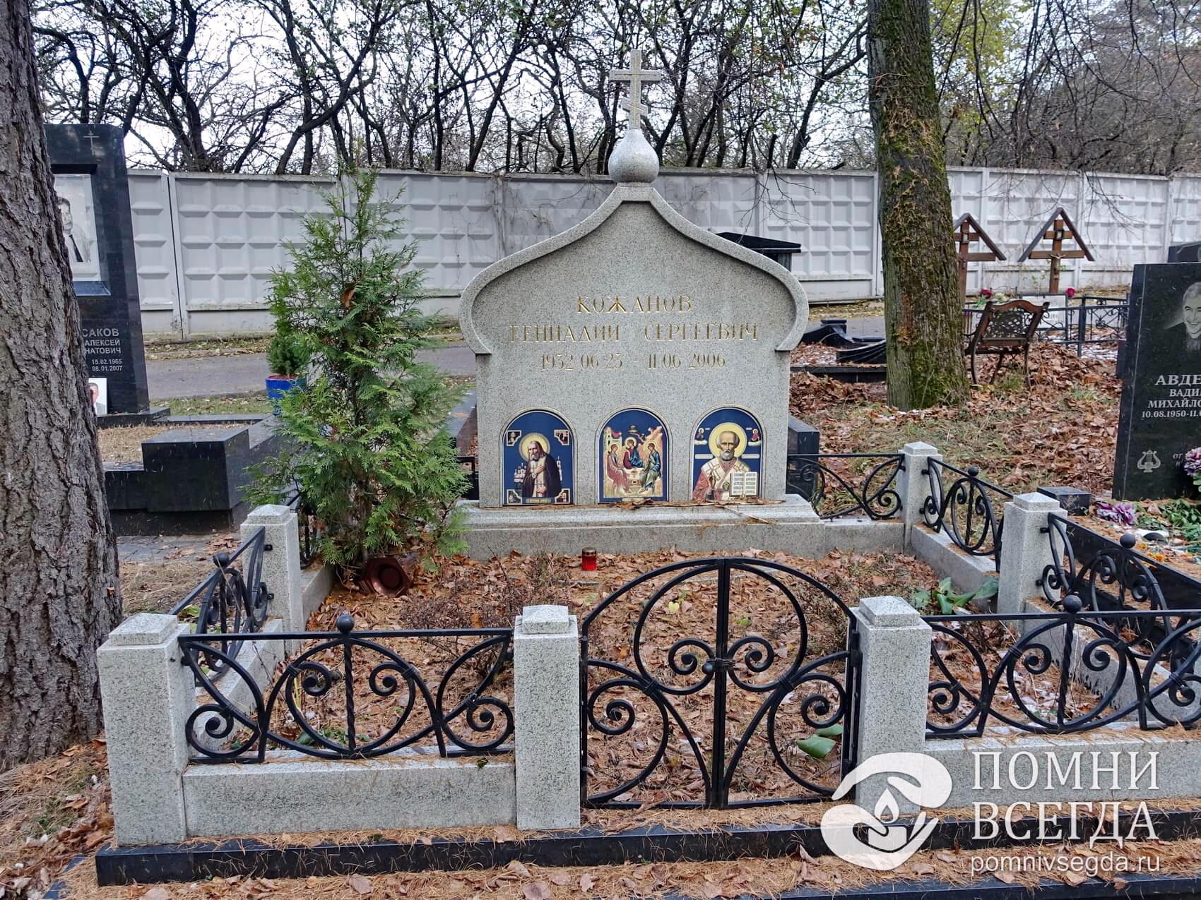 Широкое надгробье из светлого гранита с цветными изображениями икон