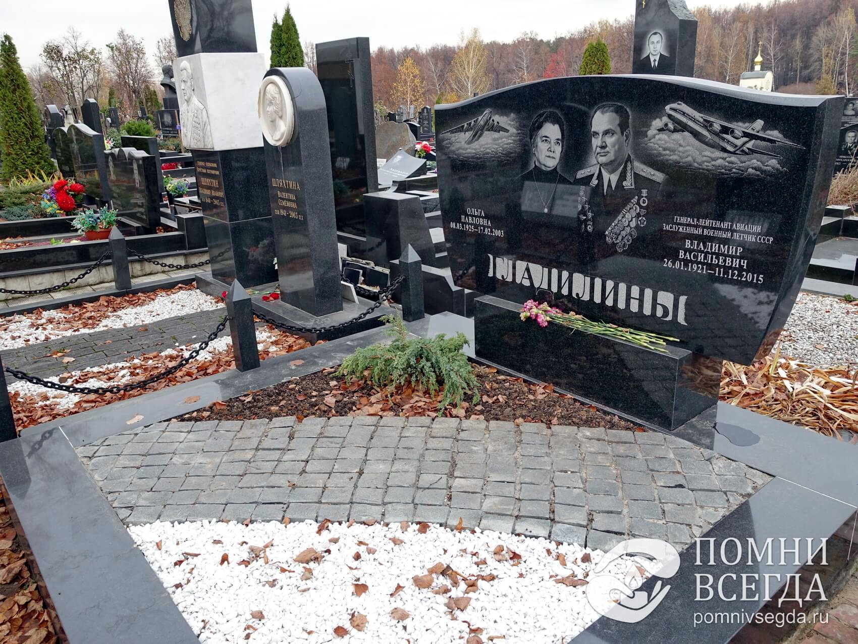 Широкое надгробье на двух покойных с гравировками самолётов