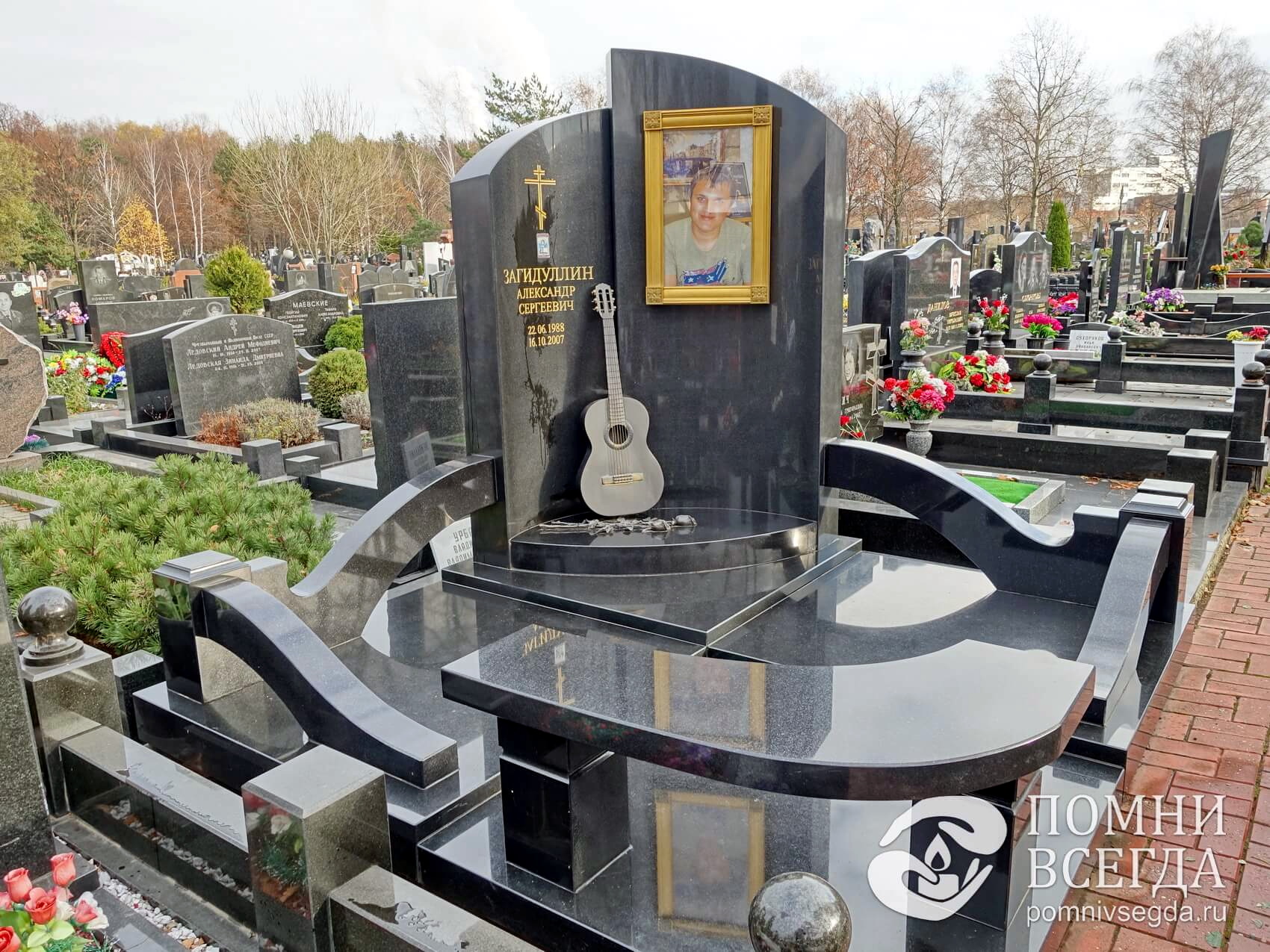 Составное угловое надгробье с вырезанной из камня гитарой