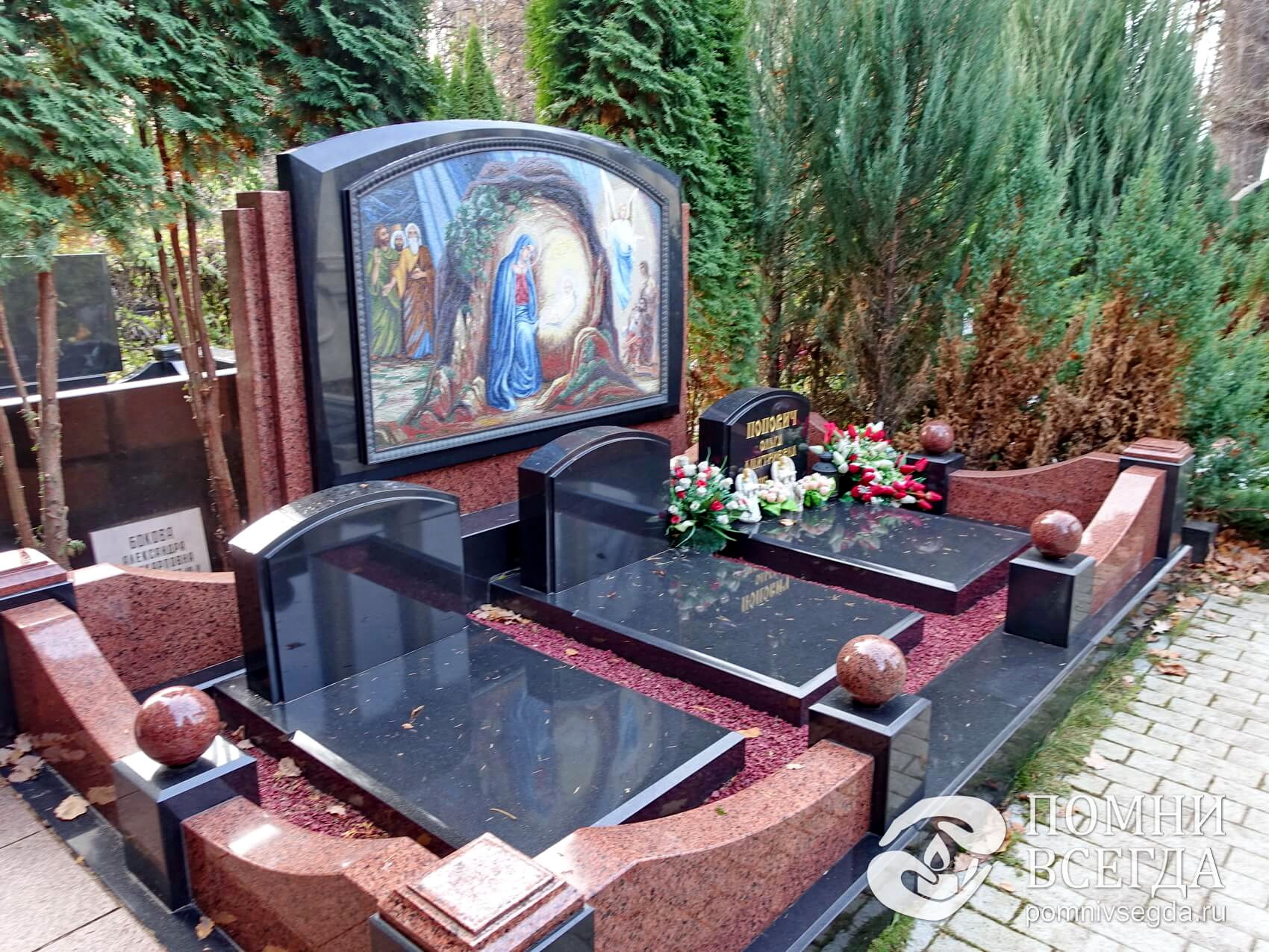 Три низких надгробья и изображение иконы в цвете